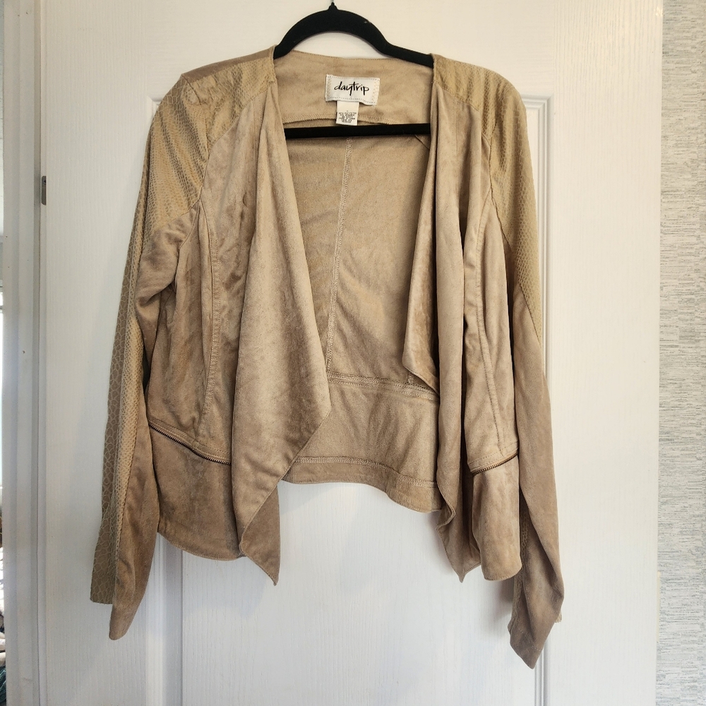 Daytrip Tan Open Front Shrug Size L Euc
